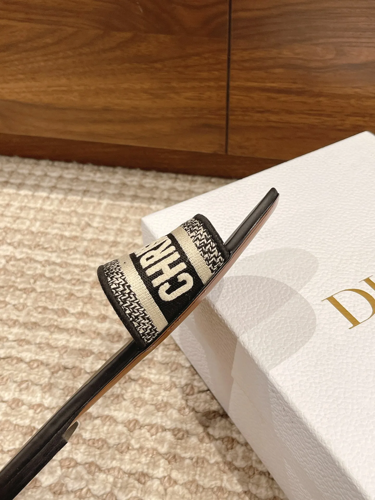 👟👟Ex-factory price 360👟👟 Women's Shoes Factory Dior Slippers CD•Dior Women's Presbyopia Embroidered Leather Soled Slippers ✅Christian Dior has always been synonymous with magnificence and elegance, and has always been at the top of the fashion palace. Of particular note: the embroidered pattern on the sole, which reproduces one of Christian Dior’s cherished symbols. ✅Original pattern packaging ✅Upper: selected embroidered cotton ✅Inner lining: imported sheepskin ✅Outsole: original genuine leather sole ✅Number of codes: 35-40 (40 41 42 custom-made are not returnable)